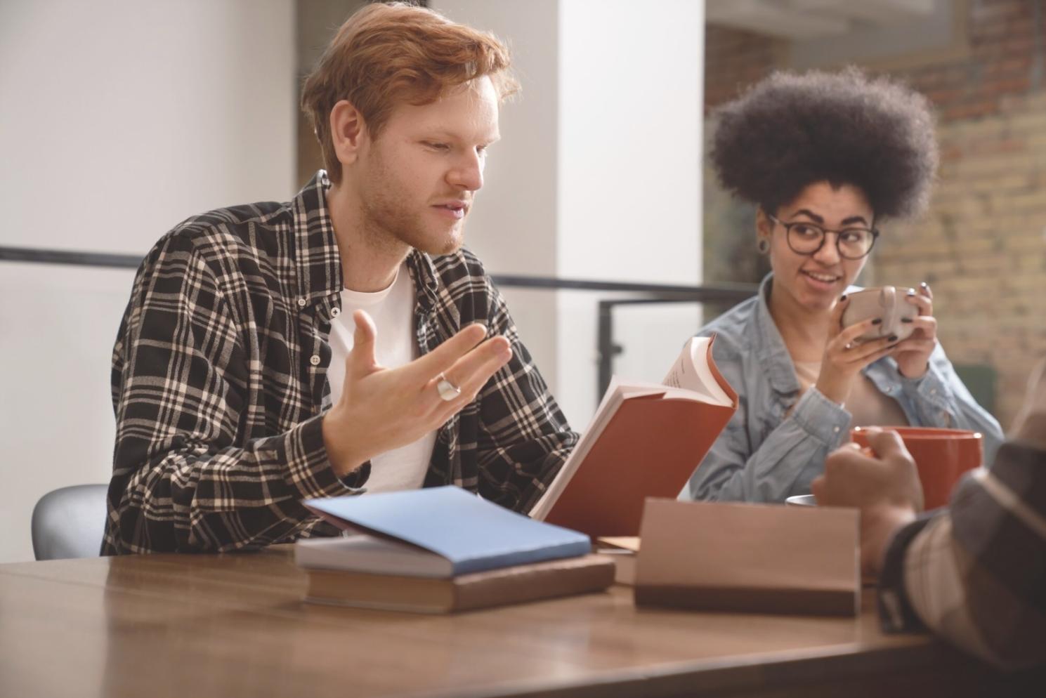 Teilnehmer bei der gemeinsamen Arbeit an Budgetplänen